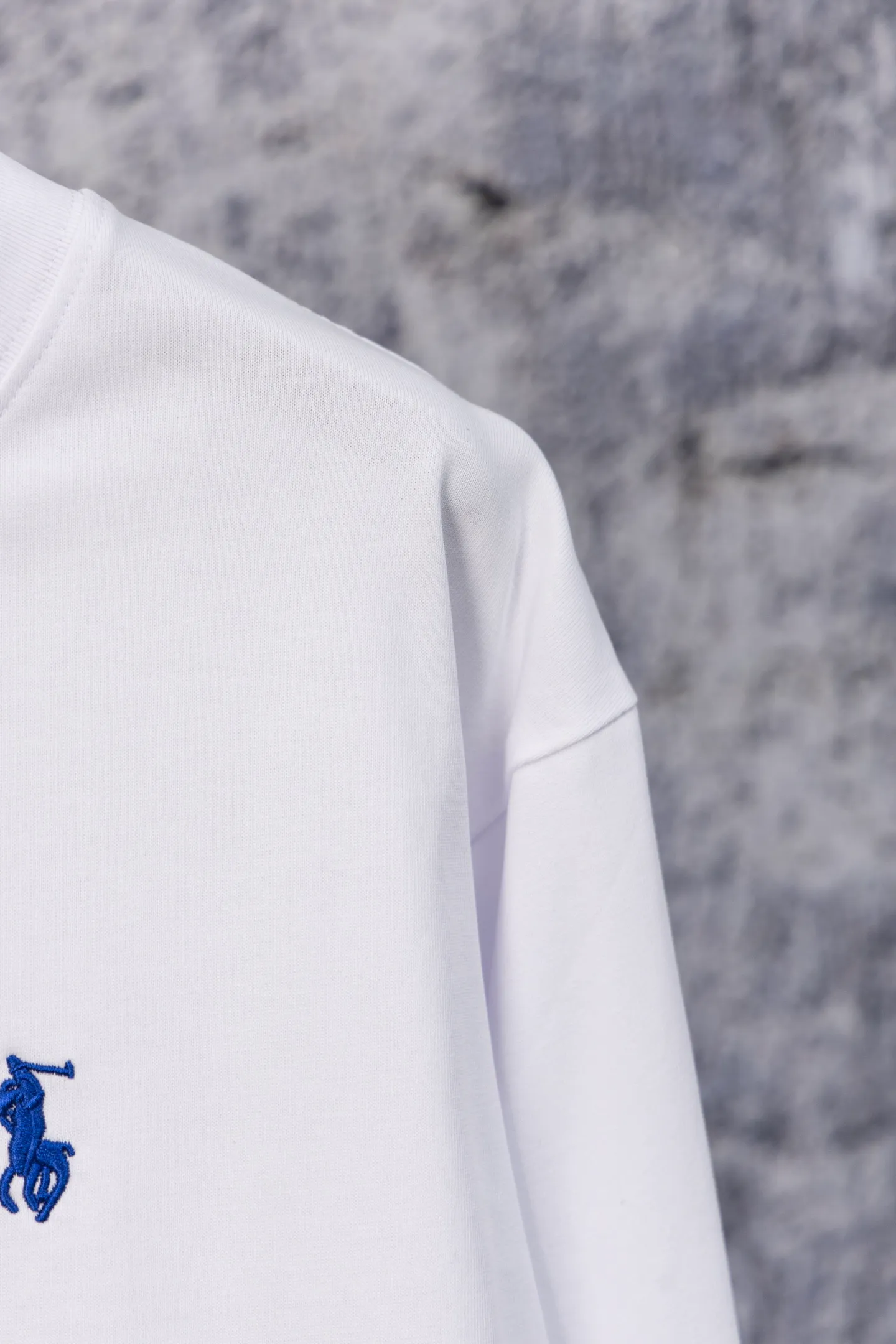 P190 Ralph Lauren solid color pony embroidered logo round neck long-sleeved T-shirt. New model on the market. 25ss. Heavy wash. The front panel is matched with a small logo and the back panel is patch-embroidered. Long-sleeved T-shirt for couples. A high-end simple style that you will never get tired of. Pocket patch embroidery is simple style. Advanced temperament. Perfect details. 💯 Classic logo logo on the upper body is super good-looking. Fabric: 300g. Size: s—xl. Color: black and white.